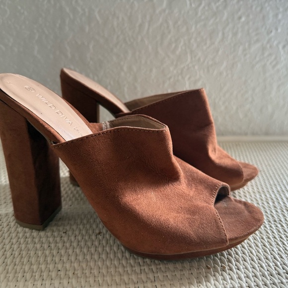 NWT Faux Suede Camel Heels - Picture 1 of 3